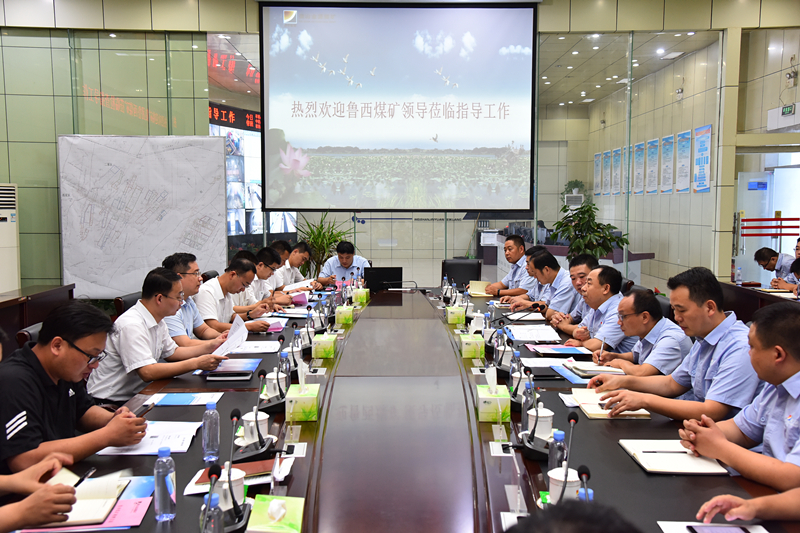 董秦凯一行在英国365集团公司调度会议室座谈