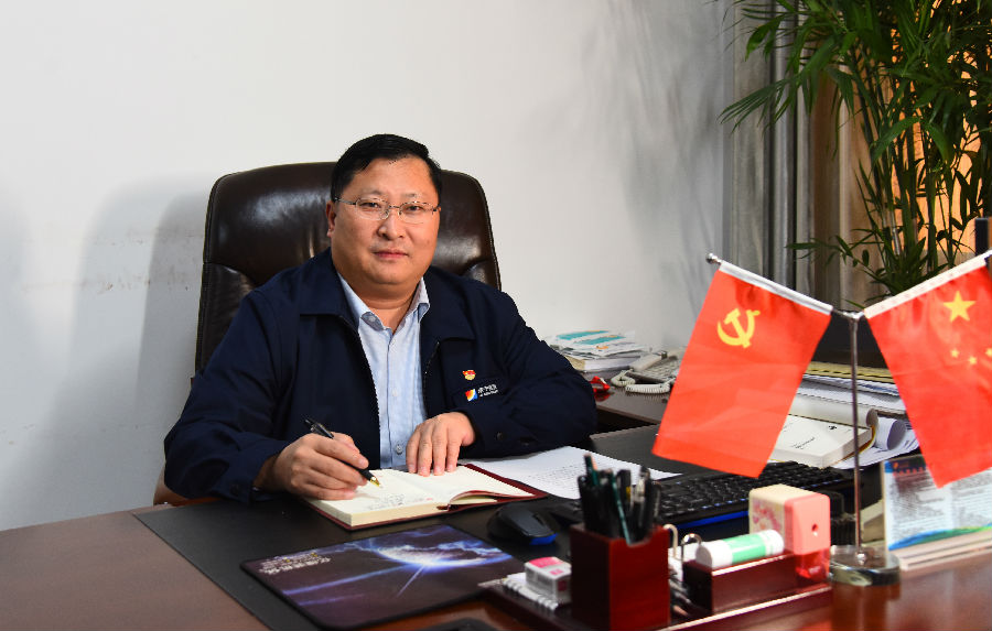 英国365集团公司党委书记、矿长徐兴奎工作照_副本.jpg